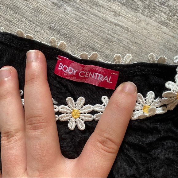 Body Central • Black Floral Flowy Cropped Tank - Picture 2 of 2